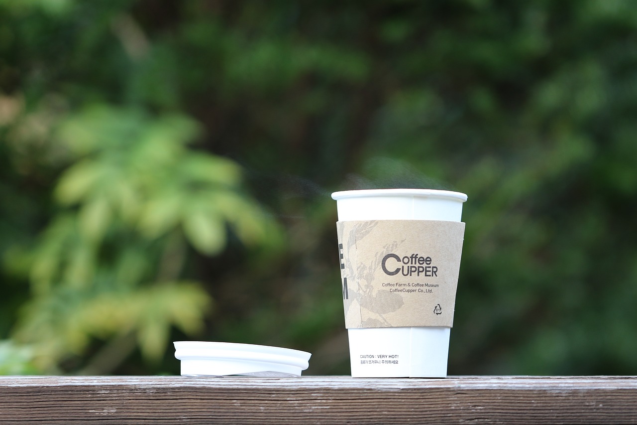 コーヒーカップと自然の緑